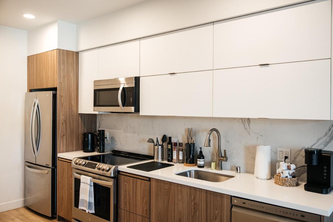 Elegant In The Heart Of Hollywood Apartment